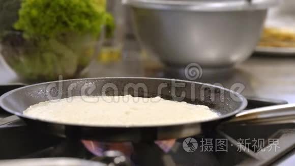 专业厨房做煎饼视频