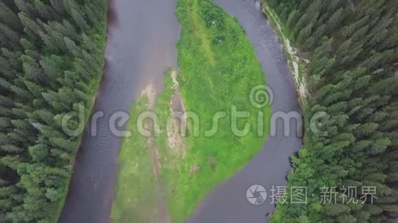 夏季森林河流鸟瞰图.. 剪辑。 夏季飞行期间用河流鸟瞰林地