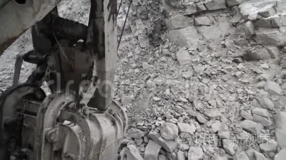 科技工业加工用野生石材的提取视频