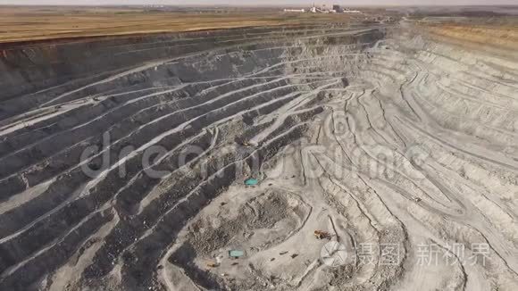 有矿物开采的巨型采石场视频