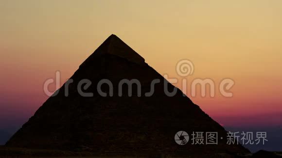 时光流逝。 从Cheops金字塔上空升起。 吉萨埃及。