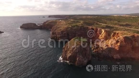 葡萄牙西海岸美丽的悬崖，靠近卡拉帕特拉，罗塔维肯蒂纳。