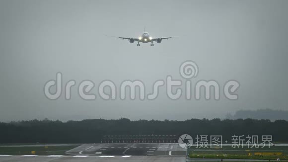 商务飞机凌晨抵达机场视频
