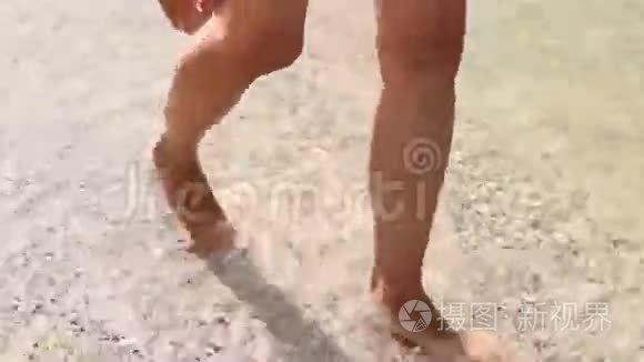 赤脚走路的女孩视频