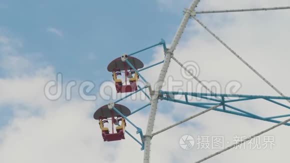 天空背景下的摩天轮视频