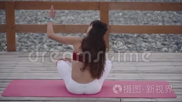 女人在海滩上冥想视频