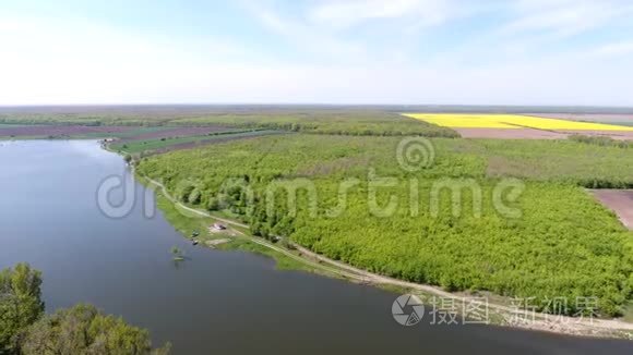 鸟瞰公园和湖泊视频