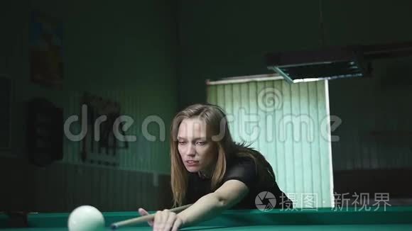 年轻女孩打俄罗斯台球视频