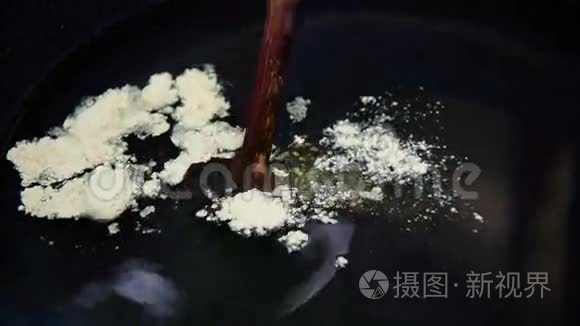 染料专用溶液对蜡染的制备视频