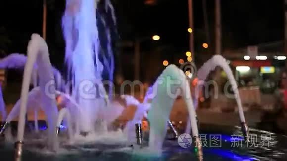 五颜六色的喷泉照亮了侧面视频
