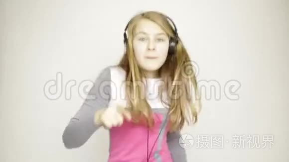 少女听耳机音乐和有趣的舞蹈视频