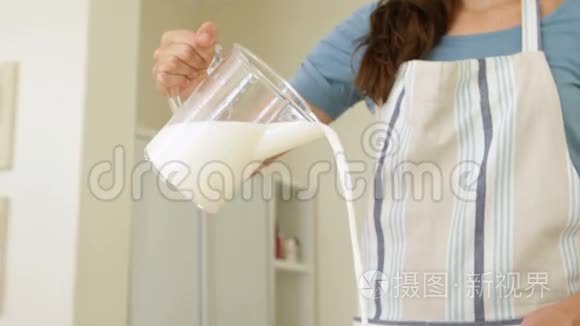女人把牛奶倒进面粉碗里视频