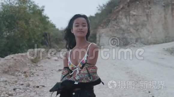 免费美女摩托车骑手视频