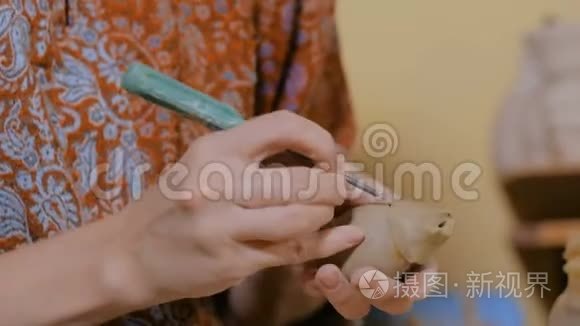 女陶工制作陶瓷纪念品哨视频