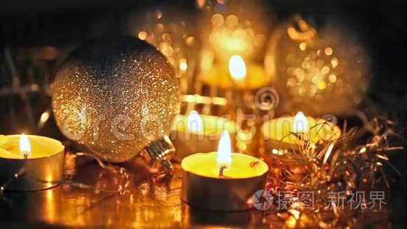 燃烧小蜡烛和圣诞树装饰品视频