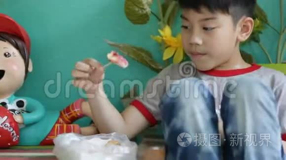 小亚裔男孩在家吃零食视频