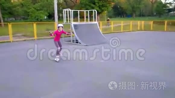 一个运动儿童在线滑冰的肖像视频