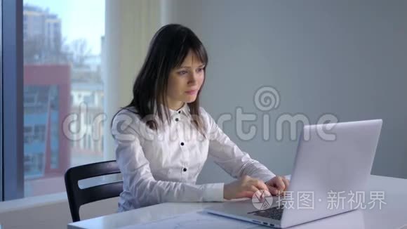 做台式电脑的女商人视频