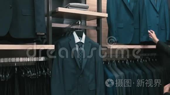 男人买经典的衣服和鞋子视频