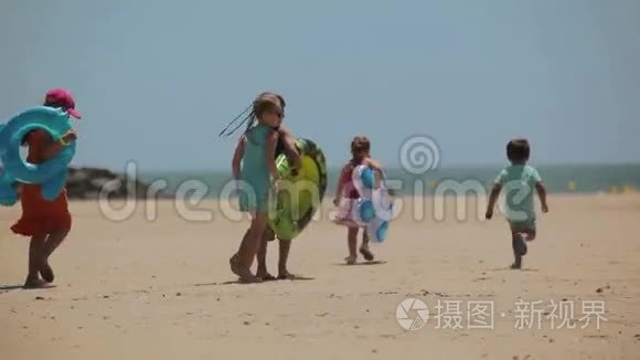 孩子们在海滩上奔跑视频