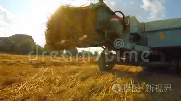 拖拉机制造干草的拖车视频