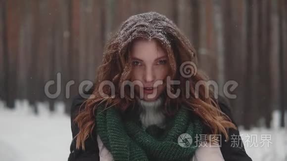 一个红发女孩在冬天森林里出现精灵的肖像