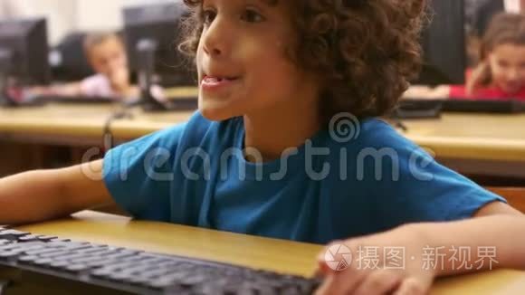 在学校教室里用电脑的小男孩视频
