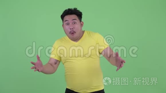 快乐的年轻肥胖的亚洲男人视频