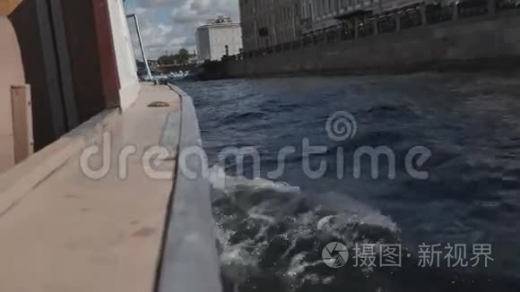 船在圣彼得堡的运河上航行视频