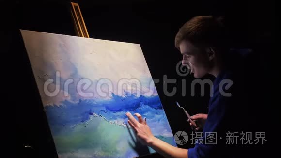 艺术家复制主义绘画海景与船在海洋。 工匠装饰师用丙烯酸油画在蓝色的海面上