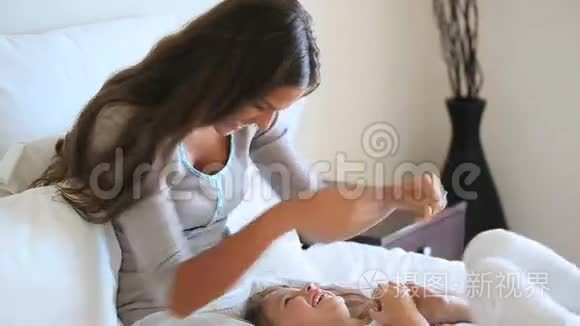 年轻的母亲在逗她的女儿视频