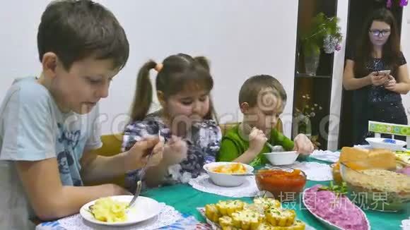 孩子们吃家庭早餐，生日男孩和女孩吃圣诞节庆祝活动