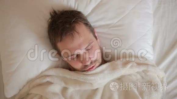 一个发烧的男人躺在家里的床上视频
