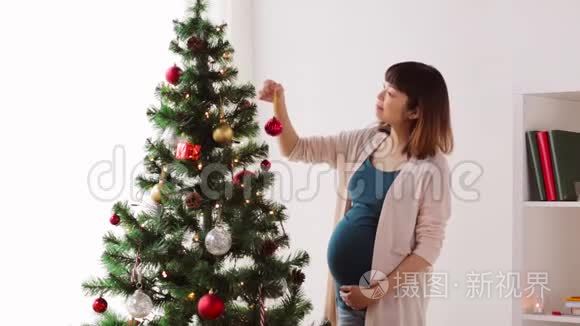 在家装饰圣诞树的孕妇视频