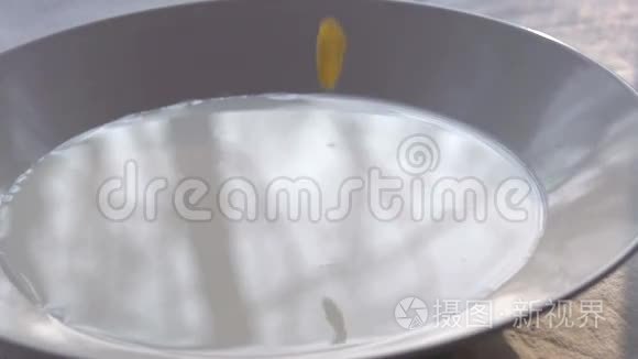 玉米片浇牛奶视频
