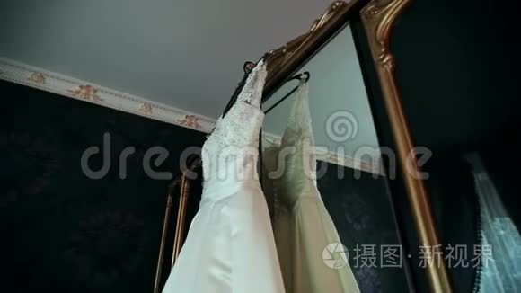 美丽的室内新娘的白色礼服视频