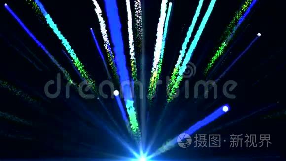 无缝动画抽象的彩色蓝光和烟花射向天空和闪亮的粒子轨迹元素在bl