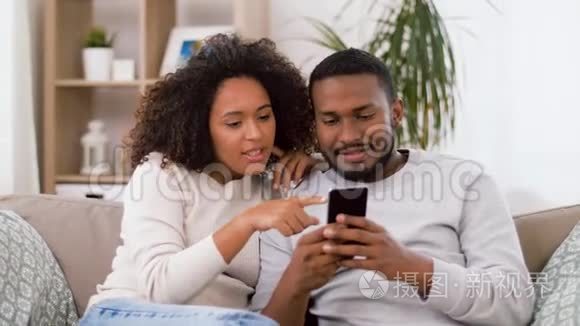 带智能手机的非裔美国人夫妇视频