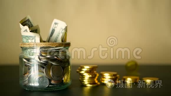 在罐子里存钱币。 象征投资，保持金钱观念.. 收集玻璃锡作为钱箱的钞票