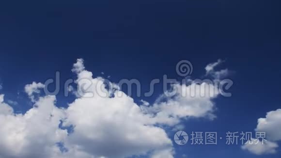 蓝色天空清洁美丽的云空间天气视频