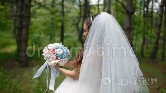 美丽的新娘摆着结婚花束视频