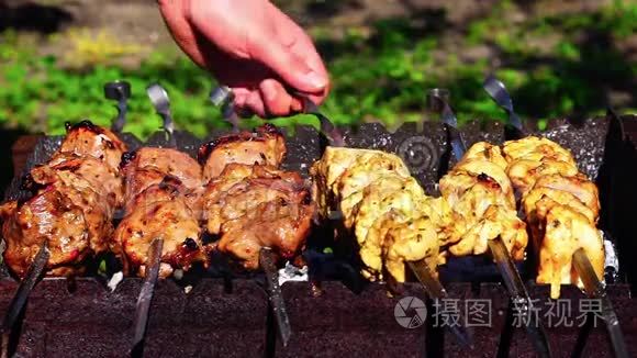 鸡肉和小牛肉烤肉视频