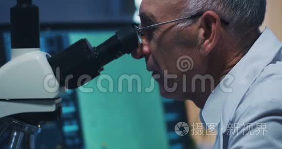 科学家用显微镜检查细菌视频