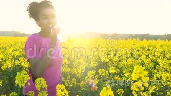 日落时分在黄花地跑步和饮水瓶视频