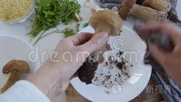 女性手准备蘑菇的个人视角视频