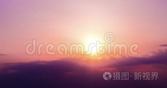 夕阳的背景下，夕阳落在云层后面，时光流逝，温暖多彩的天空