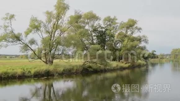 哈维尔河。 船在驾驶，经过典型的景观与草地和柳树尝试。 哈维尔兰地区。 德国