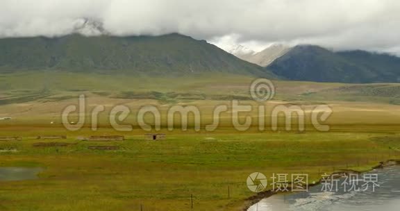 4k云团滚滚翻越山，江河流淌草原。