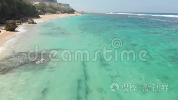 巴厘岛蓝色海岸和沙滩的鸟瞰图视频