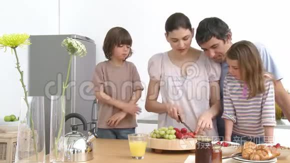 家庭在厨房准备健康早餐